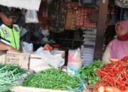 Babinsa Koramil 03/Seruway Berinteraksi Langsung Dengan Para Pedagang