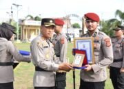 Kapolres Bireuen Berikan Penghargaan Kepada Polsek Terbaik dan Personil Berprestasi