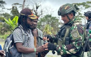 Disambut Baik Masyarakat Papua, Satgas Yonif 509 Kostrad Bagikan Bantuan Door To Door