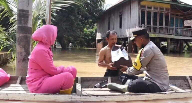 Berperahu Sampan, Kapolres OKU dan Bhayangkari Distribusikan Sembako Bantuan Kapolda Sumsel