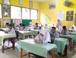 Siswa MIN 19 Bireuen, Ikut Ujian Sekolah Berbasis Android /HP