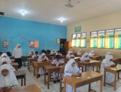 Siswa MIN 52 Bireuen Ikut Ujian Sekolah Berbasis Android /HP