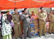 Jelang Ramadhan, Pj. Bupati Serahkan Bahan Pokok Ketika Operasi Pasar Murah Di Kecamatan Bandar