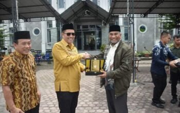 Pj Bupati Bener Meriah berikan Piagam Penghargaan baca Al-Qur’an kepada Mahasiswa KPM UIN Arraniry