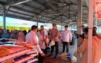 Personel Polsek Wih Pesam Lakukan Pengamanan di Lokasi Pasar Murah