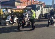 Satlantas Polres Aceh Tengah Edukasi Masyarakat Disertai Pembagian Brosur Keselamatan Berlalulintas