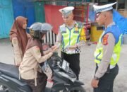 Minimalisir Laka Lantas, Satlantas Polres Aceh Tengah Terus Edukasi Masyarakat Disertai Pembagian Brosur Himbaun
