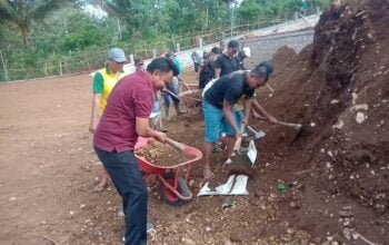 Kepala Desa Pandanrejo Ajak Warga Kerja Bakti Pembuatan Lapangan Desa