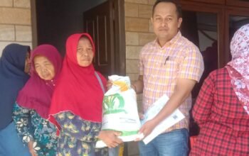 Pemdes Desa Bantur Salurkan Bantuan Pangan