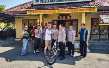 Kapolsek Bandar Kedungmulyo Berikan Hadiah Kepada Anggota yang Memasuki Purna Tugas