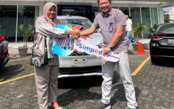 BRI Kanca Pondokgede Serahkan Hadiah Mobil kepada Pemenang Panen Undian Simpedes Periode 2 Tahun 2023