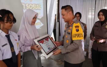Bakti Sosial HUT Bhayangkara Ke-78, Polresta Deli Serdang Serahkan Beasiswa