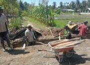 Babinsa Bersama Warga Desa Binaan Gotong Royong Membuat Saluran Air.