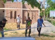 Bersama Rakyat, Babinsa Turut Hadir Membantu Bangun Rumah Warga.