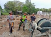 Babinsa Koramil 06/Peusangan Bantu Warga Bangun Rumah.