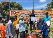 Disdikbud Bireuen, Muslim, M.Si menyerahkan piala juara GSI-SMP