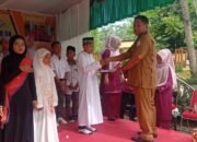 Lima Orang Siswa-siswi Hafiz Quran Menerima Piagam Dari Pengembangan Tilawatil Quran