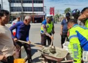 Cegah Laka Lantas, Polantas Bireuen Bersinergi Dengan Instansi Terkait Tambal Jalan Berlobang
