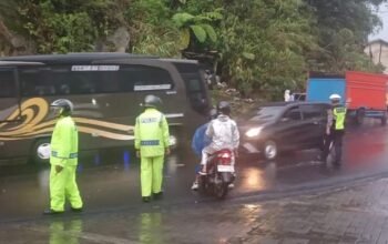 Terjadi Peningkatan Arus Kendaraan di Akhir Pekan, Personel Polres Tanah Karo Siaga di Pos Pos Pengaturan Jalur Wisata 
