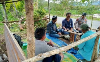 Bhabinkamtibmas Polsek Permata Rutin Sambangi Desa, Ajak Masyarakat Jaga Kamtibmas