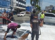 Respon Cepat Polantas Bireuen Bersihkan Tumpahan Cat Dijalan Simpang 4 Kota Juang
