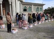 Di Sambangi Kapolres Aceh Tengah, 20 Warga Kampung Bujang Sumringah Terima Paket Sembako