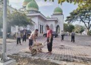 Personel Polres Pidie Jaya Bersihkan Masjid Agung