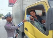 Polantas Pijay Bagikan Brosur Dalam Rangka Operasi Patuh Seulawah 2024