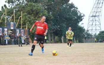 Pangkostrad adu skill Sepak bola dengan Pangdivif 2 Kostrad di Yonif 514/SY Kostrad