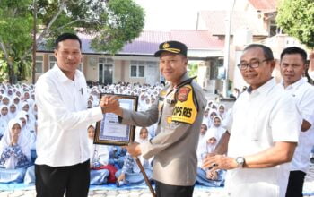 Kapolres Bireuen Berikan Penghargaan Kepada Kepala Sekolah Dan Siswa SMAN 1