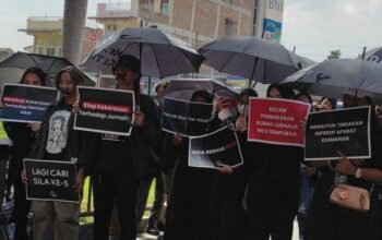 Aksi Demo Didepan Polda Sumut, Puluhan Massa KKJ Sumut Bersama Aktivis Kamisan Medan dan KontraS Sumut Desak Periksa Oknum TNI