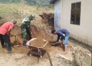 Babinsa Koramil 02 Bebesen Bantu Warga Binaan Gali Tanah Halaman Rumah