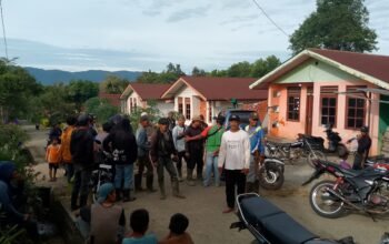 Bersama Masyarakat, Aparatur Kampung Cemparam Jaya Lakukan Gotong Royong Membuat Bendungan Air Bersih