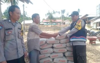Bhabinkamtibmas Polsek Darul Ikhsan Sumbang 10 Sak Semen untuk Pembangunan Bilik Santri Dayah Al Maimanah