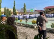 Kapolsek Meureudu, Iptu Teuku Anshari, S.E Pimpin Upacara Hari Senin di SMA N 1 Meureudu