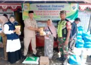 Babinsa Mendampingi Aparat Desa Menyerahkan Bantuan Sembako