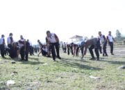 Bersama TNI dan Dinas Kebersihan, Personil Polres Bener Meriah Lakukan Gotong Royong Bersihkan Lapangan 