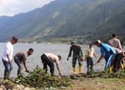 Kolaborasi TMMD Ke 121 dan Komunitas Bersihkan Pantai dari Sampah Plastik