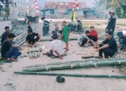 Mahasiswa Kuliah Kerja Nyata (KKN) Kampus Stikes Payung Negri Bergotong Royong Di Sepanjang Jalan