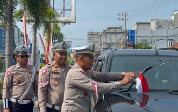 Satlantas polres bireuen berikan bendera gratis untuk pengendara yang tertib berlalulintas