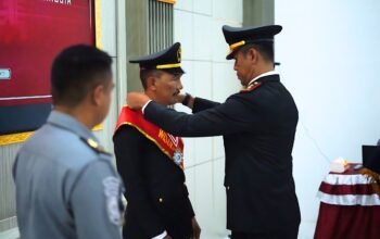 Wisuda Purnabakti Pengayoman ke-79, Kepala Rutan Cipinang Berikan Penghargaan Atas Pengabdian Pegawai Purnabakti