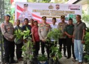 Kapolres Pidie Jaya Salurkan Ribuan Bibit untuk Ketahanan Pangan di Trienggadeng