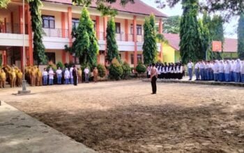Semarak HUT ke-79 RI: Kasium Polsek Trienggadeng Pimpin Upacara Pengibaran Bendera di SMA Negeri 1 Trienggadeng