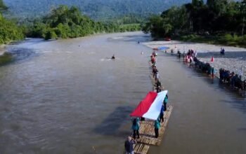 Pemuda Syiah Utama kibarkan bendera merah putih dilokasi wisata Samar Kilang