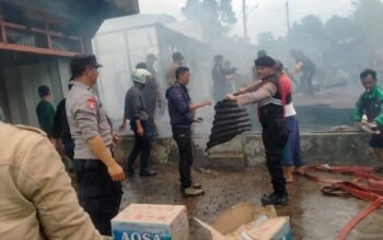 Kebakaran Tiga Unit Rumah di Kampung Teritit Kecamatan Wih Pesam Polisi Bantu Proses Pemadaman 