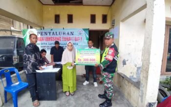 Pastikan Tepat Sasaran, Babinsa Koramil 03/Pegasing Dampingi Penyerahan BLT Dana Desa