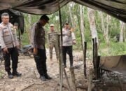 Kapolres Muba Bersama Kapolsek Keluang Turun Langsung Saksikan Pembongkaran Sumur Minyak Ilegal Di Desa Tanjung Dalam