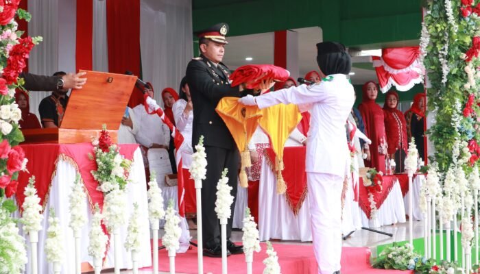 Meski Hujan Deras, Upacara Penurunan Bendera Merah Putih Tetap Berlangsung di Agara