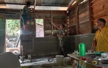 Peduli Masyarakat Binaan, Babinsa Bantu Warga Bangun Rumah