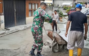 Sebagai Bentuk Kepedulian TNI, Babinsa Bantu Cor Lantai Rumah Warga